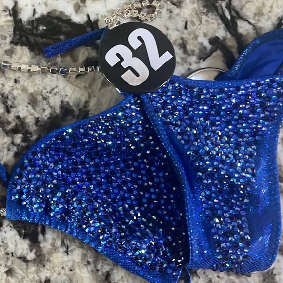Bikini - Picture 1 of 3